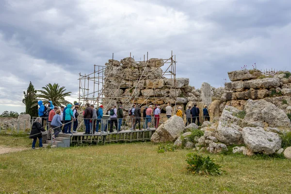 Ggantija, Gozo Adası, Malta, 15 Nisan 2023: Ggantija, Malta 'nın Gozo adasında Neolitik dönemden kalma bir megalitik tapınak kompleksi.