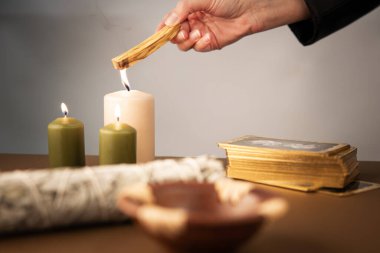 Palo santo beyaz adaçayı ve tarot desenli.