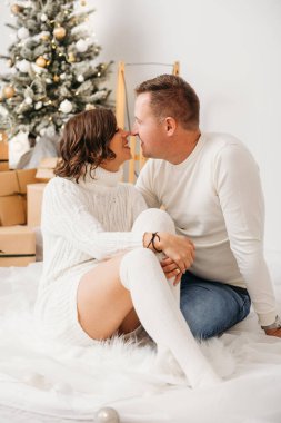 Fotoğraf stüdyosundaki aile üyelerinin fotoğrafları.