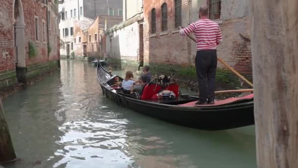 Venice Italy April 15Th 2024 Tourists Enjoying Gondola Ride Narrow Stock Footage