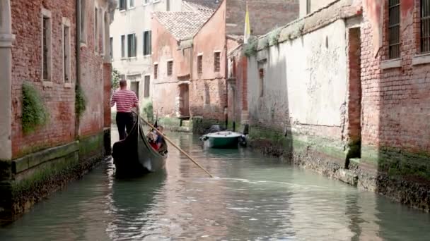 Venedig Italien April 2024 Touristen Genießen Gondelfahrt Durch Die Engen lizenzfreies Stockvideo