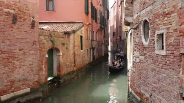 Wenecja Włochy Kwietnia 2024 Turyści Cieszący Się Jazdą Gondolą Wąskimi Wideo Stockowe