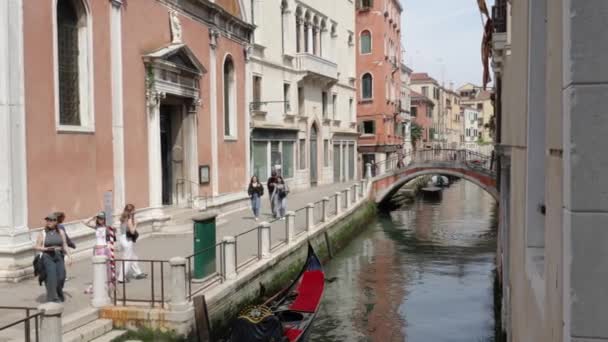 Veneza Itália Abril 2024 Turistas Desfrutam Passeio Pelas Estreitas Ruas Filmagem De Stock