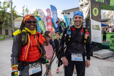 Ajdovscina, Slovenya, 26 Nisan 2024: İnsanlar her yıl Nisan ayında Slovenya 'nın Vipava Vadisi' nde gerçekleşen Ultra Trail Vipava Vadisi 'nin İmparator Koşucularının başlamasını bekliyor