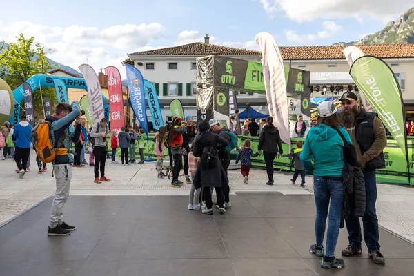 Ajdovscina, Slovenya, 26 Nisan 2024: İnsanlar her yıl Nisan ayında Slovenya 'nın Vipava Vadisi' nde gerçekleşen Ultra Trail Vipava Vadisi 'nin İmparator Koşucularının başlamasını bekliyor