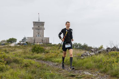 Cerje, Slovenya - 27 Nisan 2024: Her yıl Nisan ayında Slovenya 'nın Vipava Vadisi' nde gerçekleşen Ultra Trail Vipava Vadisi 'ndeki İmparator grubunda önde gelen koşucu Ales Frliç