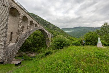Solkan, Slovenya - 27 Nisan 2024: Slovenya 'nın Vipava Vadisi' nde her yıl Nisan ayında gerçekleşen Ultra Trail Vipava Vadisi 'nde imparator koşucuları