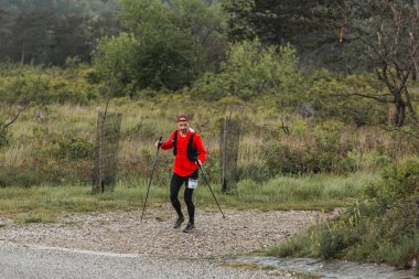 Ajdovscina, Slovenya - 27 Nisan 2024: Her yıl Nisan ayında Slovenya 'nın Vipava Vadisi' nde gerçekleşen Ultra Trail Vipava Vipava Vadisi imparator grubunun ikinci koşucusu Anze Sobocan