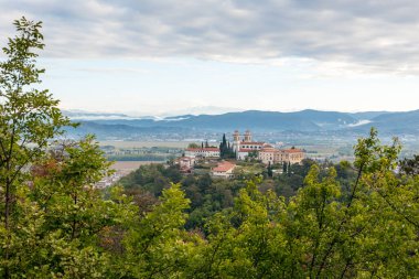 Bahar sabahı Vipava Vadisi 'nin yukarısındaki Miren Kalesi, arka planda dağlar