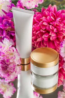 Aynada çiçekli yüz ve vücut için kozmetik ürünler