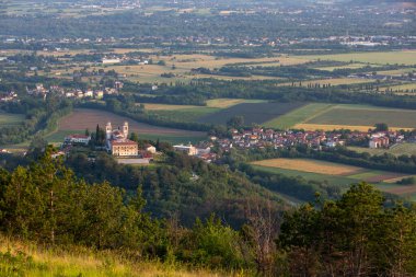 Slovenya 'nın Miren kasabasının yukarısından sabah erken saatlerde manzara