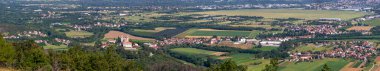 Slovenya 'nın Miren kasabasının yukarısından panoramik manzara