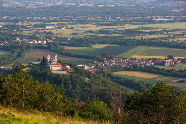 Slovenya 'nın Miren kasabasının yukarısından sabah erken saatlerde manzara