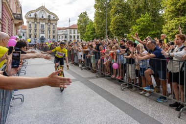 Ljubljana, Slovenya - 24 Temmuz 2024: Tour de France 2024 'ün galibi Tadej Pogacar, zaferini Slovenya ve diğer ülkelerden gelen taraftarlarla Ljubljana' daki Kongresni Trg 'de kutluyor.