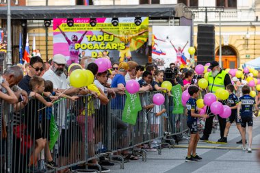 Ljubljana, Slovenya - 24 Temmuz 2024: Taraftarlar Tadej Pogacar 'ın Ljubljana' daki Kongresni trg 'de Fransa Bisiklet Turu ve Giro d' Italia zaferini kutlamasını bekliyorlar