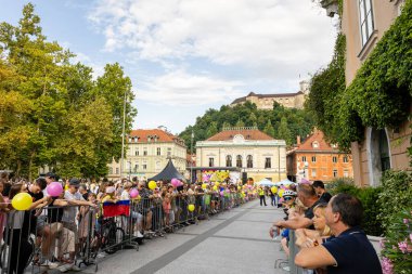 Ljubljana, Slovenya - 24 Temmuz 2024: Taraftarlar Tadej Pogacar 'ın Ljubljana' daki Kongresni trg 'de Fransa Bisiklet Turu ve Giro d' Italia zaferini kutlamasını bekliyorlar