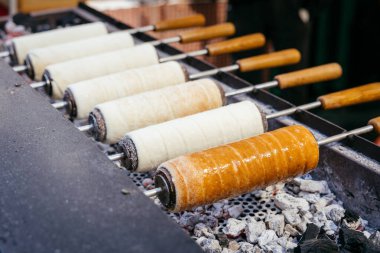 Gorizia, İtalya - 26 Eylül 2024: Gusti di Frontiera - Gorizia 'nın her yerinden lezzetler. Bu geleneksel etkinlikte, 50 'den fazla ülkeden 400' den fazla tezgah, dünyanın en iyi lezzetlerini sunuyor..