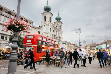 Gorizia, İtalya - 26 Eylül 2024: Gusti di Frontiera - Gorizia 'nın her yerinden lezzetler. Bu geleneksel etkinlikte, 50 'den fazla ülkeden 400' den fazla tezgah, dünyanın en iyi lezzetlerini sunuyor..