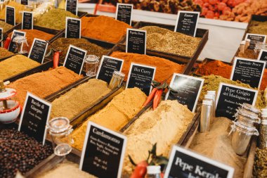 Gorizia, İtalya - 26 Eylül 2024: Gusti di Frontiera - Gorizia 'nın her yerinden lezzetler. Bu geleneksel etkinlikte, 50 'den fazla ülkeden 400' den fazla tezgah, dünyanın en iyi lezzetlerini sunuyor..