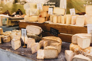 Gorizia, İtalya - 26 Eylül 2024: Gusti di Frontiera - Gorizia 'nın her yerinden lezzetler. Bu geleneksel etkinlikte, 50 'den fazla ülkeden 400' den fazla tezgah, dünyanın en iyi lezzetlerini sunuyor..