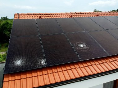 Evin çatısındaki yeni bir güneş enerjisi santralinde dolu yüzünden üç büyük çukur.