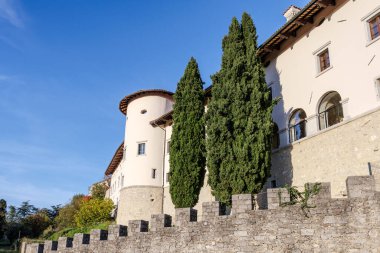 Slovenya 'nın ortaçağ köyü Stanjel' de güzel manzara, popüler turizm beldesi