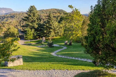 Slovenya 'nın ortaçağ köyü Stanjel' de güzel manzara, popüler turizm beldesi