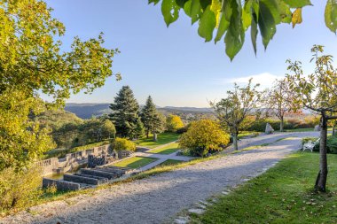 Slovenya 'nın ortaçağ köyü Stanjel' de güzel manzara, popüler turizm beldesi