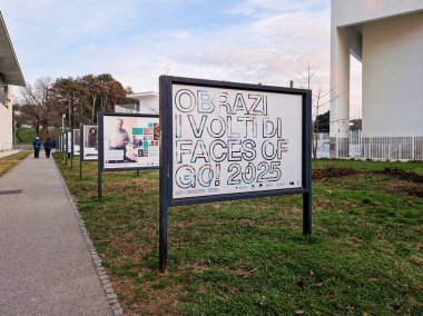 Nova Gorica, Slovenya - 7 Şubat 2025: Avrupa Kültür Başkenti Nova Gorica, 2025 'in alacakaranlıktan bir gün önce görülmesi