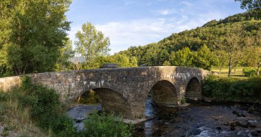 Vipava Nehri üzerindeki tarihi bir taş kemer olan Napolyon Köprüsü, Slovenya 'nın görkemli kırsal kesimindeki yemyeşil ve tepelerle çevrili..
