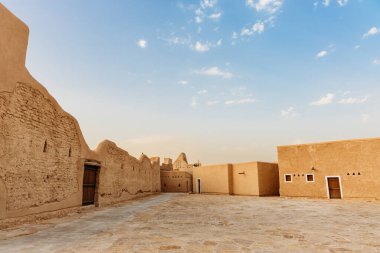 İd Diriye, Riyad, Suudi Arabistan 'da eski çamur tuğlaları ve restore edilmiş binalar. UNESCO Dünya Mirası sitesinde geleneksel Najdi mimarisi ve kültür mirası sergileniyor.