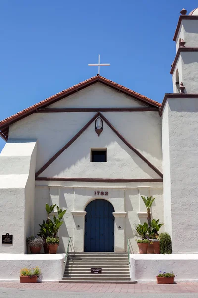 Ventura, Kaliforniya 'daki San Buenaventura Misyonu' nun önü açık mavi gökyüzü ile güneşli bir günde