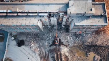 Kazı kovası ile yeni inşaatın yıkılması. - Evin yıkımı. Şehir gelişimi. Yukarıdan görüntüle.