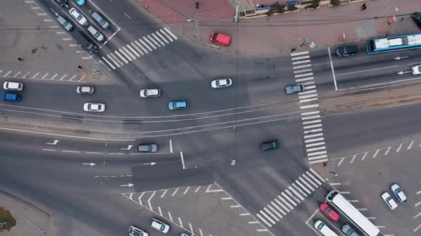 Yol Ayrımında Yukarıdan Ateş Ediliyor Şehir Trafiği Şehirde Trafik Yoğun — Stok video