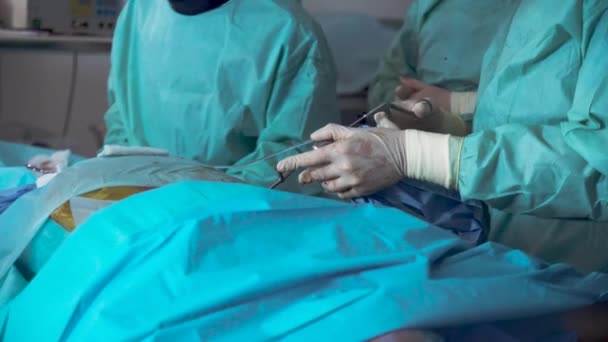 Neurochirurgische Operatie Chirurg Houdt Zijn Handen Een Medisch Instrument Voor — Stockvideo
