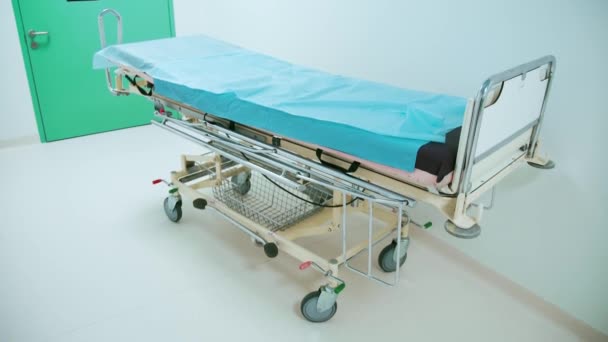 Maca Cama Médica Vazia Sobre Rodas Para Paciente Corredor Hospital — Vídeo de Stock
