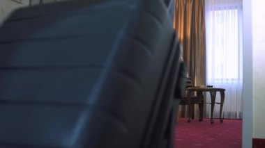 Seyahat için bavulları olan genç adam ve kadın otel odasına girin..