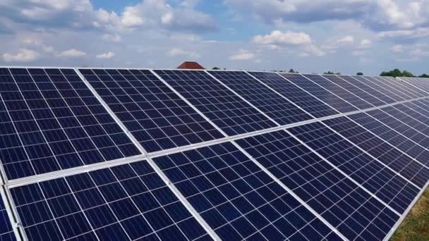 Uma Linha Painéis Solares Uma Usina Energia Solar Contra Fundo — Vídeo de Stock