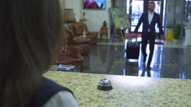 Бізнесмен Костюмі Валізою Наближається Стійки Прийому Дзвінком Готелі Вид Залу — стокове відео