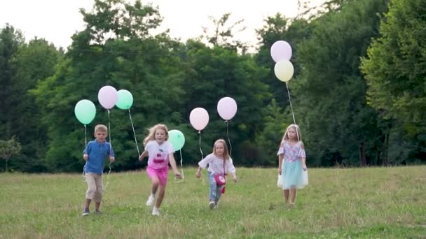 Grupo Crianças Correm Parque Grama Crianças Alegres Com Balões Nas — Vídeo de Stock