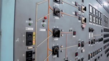Elektrik santralinin kontrol paneli. Düğmeler, düğmeler ve elektrik kontrolü için cihazlar. Eski gösterge paneli.