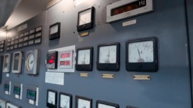 Kömürle çalışan bir enerji santralini kontrol etmek için aletleri olan eski bir elektrik konsolu. Elektrik ağındaki akım gücü, voltaj, frekans ölçümü.