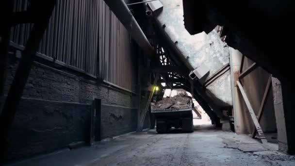 Camión Volquete Grande Arrastra Escombros Construcción Por Camino Tierra Desde — Vídeo de stock