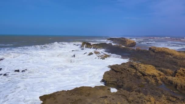 Великі Океанські Хвилі Розбиваються Скелі Узбережжі Великі Морські Бризки Білою — стокове відео