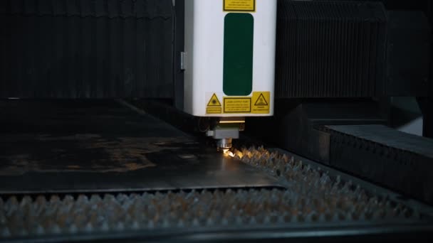 Maszyna Cięcia Laserowego Nowoczesne Cięcie Laserowe Elementów Blachy Przy Użyciu — Wideo stockowe