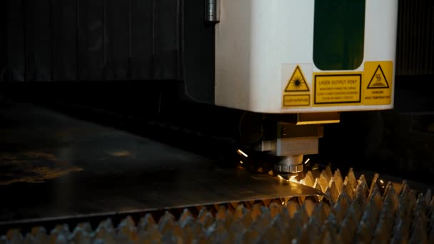 Przemysłowe Cięcie Blach Stalowych Pomocą Maszyny Laserowej Jasne Iskry Laserowej — Wideo stockowe
