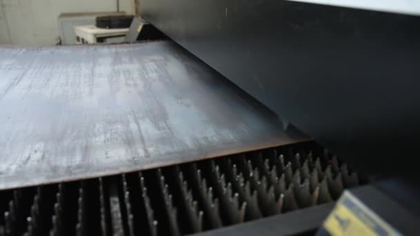 Blechfertigungsstraße Eisenblech Wird Die Cnc Maschine Zum Laserschneiden Eingebracht — Stockvideo