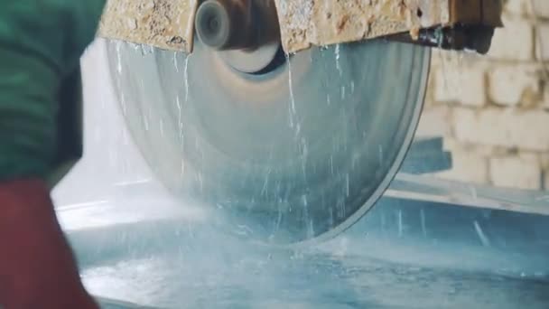 在机床上用圆锯切割砂岩石板 石料加工行业的喷水和喷水 — 图库视频影像