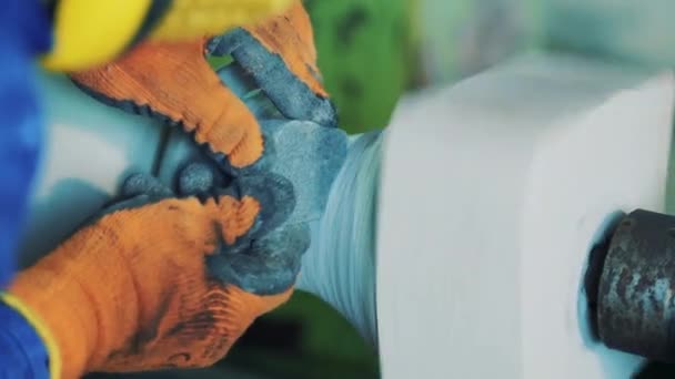 機械に石製品を研磨します 手袋の労働者の手は 回転する建築の詳細を粉砕 — ストック動画