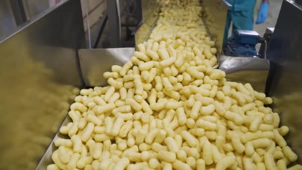 Τυρί Καλαμποκιού Κολλάει Ιμάντα Μεταφοράς Βιομηχανική Παραγωγή Σνακ Εργοστάσιο — Αρχείο Βίντεο